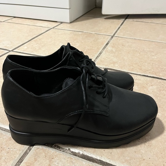 black platform low top shoes - Picture 1 of 3